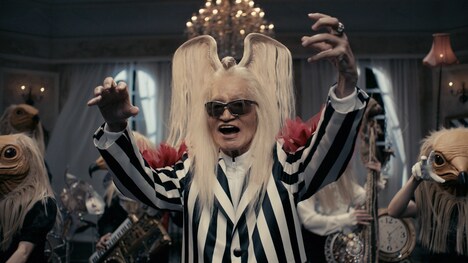 きゃりーぱみゅぱみゅ「ファッションモンスター」を踊る内田裕也。