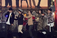 初ライブのステージに現れたジェニーハイ。“ジェニーハイトレイン”で登場。