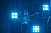 演奏スタート前、カッコつける野性爆弾くっきー。