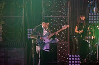 野性爆弾くっきー（左）。