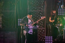 野性爆弾くっきー（左）。