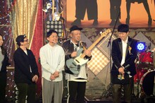 新曲「強がりと弱虫」のデモ音源を聴き、ベースソロに不安を覚える野性爆弾のくっきー（右から2番目）。