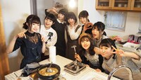 ホームパーティで料理をするNGT48メンバー。