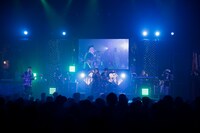 ジェニーハイの初ライブの様子。