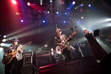 飯田瑞規（中央）とla la larks。