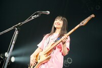 しばたありぼぼ（B, Vo）（Photo by KEIJU）