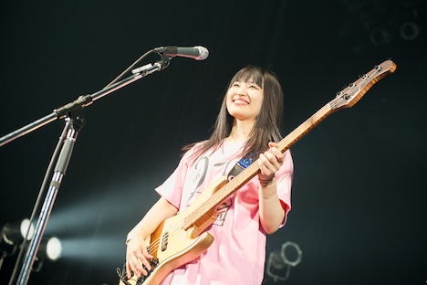 しばたありぼぼ（B, Vo）（Photo by KEIJU）