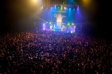 「ヤバイTシャツ屋さん "Galaxy of the Tank-top" TOUR 2018 ～追加ワンマン公演～」大阪・Zepp Osaka Baysideの様子。（Photo by KEIJU）