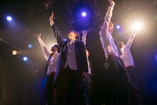 しゅーず（中央）とCUBERS。（撮影：牛島康介）