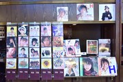 会場ロビーに展示された渡辺美奈代のレコードや写真集。