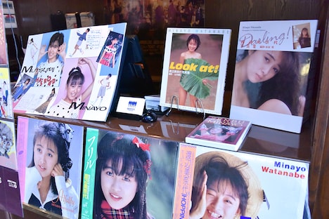 会場ロビーに展示された渡辺美奈代のレコードや写真集。