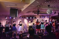 ハコイリ▽ムスメによるライブの様子。