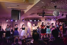 ハコイリ▽ムスメによるライブの様子。