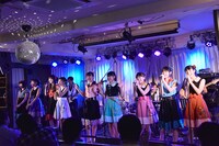 ハコイリ▽ムスメによるライブの様子。