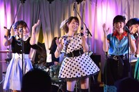 左から塩野虹、渡辺美奈代、星里奈。