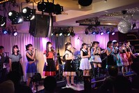 渡辺美奈代とハコイリ▽ムスメによるコラボレーションの様子。