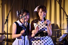 塩野虹（左）の質問に答える渡辺美奈代（右）。