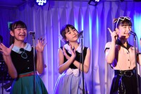 左から吉田万葉、塩野虹、我妻桃実。