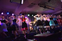 「夏休みは終わらない」を披露するハコイリ▽ムスメ。