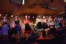 「夏休みは終わらない」を歌う渡辺美奈代とハコイリ▽ムスメ。