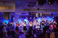 「夏休みは終わらない」を歌う渡辺美奈代とハコイリ▽ムスメ。