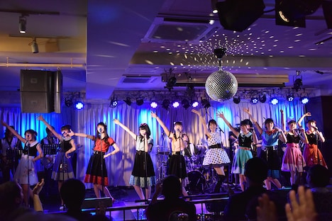 「夏休みは終わらない」を歌う渡辺美奈代とハコイリ▽ムスメ。