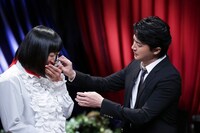 福山雅治に涙を拭いてもらう山崎静代。