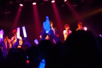 CUBERSとしゅーずのコラボステージの様子。（撮影：牛島康介）