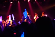 CUBERSとしゅーずのコラボステージの様子。(撮影:牛島康介)