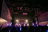 CUBERSとしゅーずのコラボステージの様子。（撮影：牛島康介）