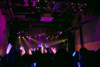 CUBERSとしゅーずのコラボステージの様子。（撮影：牛島康介）