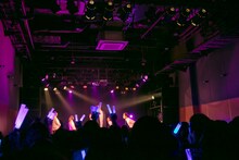 CUBERSとしゅーずのコラボステージの様子。（撮影：牛島康介）