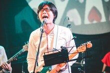 hello!のステージに出演した西村晋弥（Vo, G / シュノーケル）。（撮影：鈴木友莉）