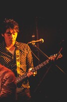 hello!のステージに出演した安江望（G / ex. ステンレス）。（撮影：鈴木友莉）