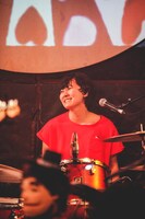 やべなつき（Vo, Dr  / hello!）（撮影：鈴木友莉）