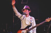 フチザワサダノリ（B, Vo / hello!）（撮影：鈴木友莉）