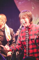 「シャナナナ」を歌う中澤寛規（GOING UNDER GROUND）。（撮影：鈴木友莉）