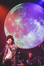 「Kind of crossover」でゲストボーカルを担当した谷澤智文。（撮影：鈴木友莉）