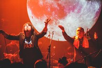 「与作」で観客の「ヘイヘイホー」を求める秋野温（左）と濱口尚（右）。（撮影：鈴木友莉）