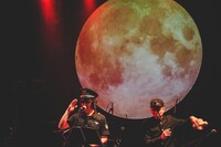 オケに合わせて「(-5)」を披露する中澤寛規（左）、濱口尚（右）。（撮影：鈴木友莉）