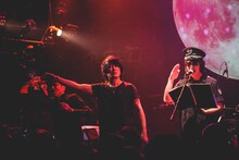 オケに合わせて「(-5)」を披露する濱口尚（左）と中澤寛規（右）のもとに現れた椎名慶治（中央）。（撮影：鈴木友莉）