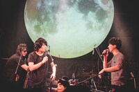 「(-5)」をバンドに乗せて歌いたい椎名慶治（左）と「できない」と断ろうとする磯貝サイモン（右）。（撮影：鈴木友莉）