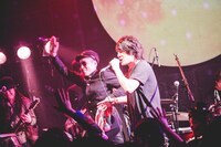 「(-5)」を完璧な歌と演奏で届ける椎名慶治（右）とバンドメンバー。（撮影：鈴木友莉）