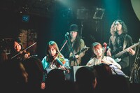 ストリングスセクションが参加した「ウォーリー」の演奏シーン。（撮影：鈴木友莉）