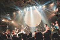 磯貝サイモンがボーカルを務めた「ウォーリー」の演奏シーン。（撮影：鈴木友莉）