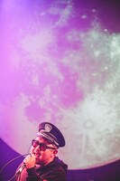 「シンクロナイズドテレパシー」を歌唱した松本素生（GOING UNDER GROUND）。（撮影：鈴木友莉）