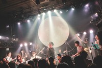 松本素生（GOING UNDER GROUND）がボーカルを担当した「シンクロナイズドテレパシー」の演奏シーン。（撮影：鈴木友莉）