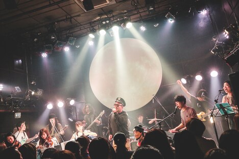 松本素生（GOING UNDER GROUND）がボーカルを担当した「シンクロナイズドテレパシー」の演奏シーン。（撮影：鈴木友莉）