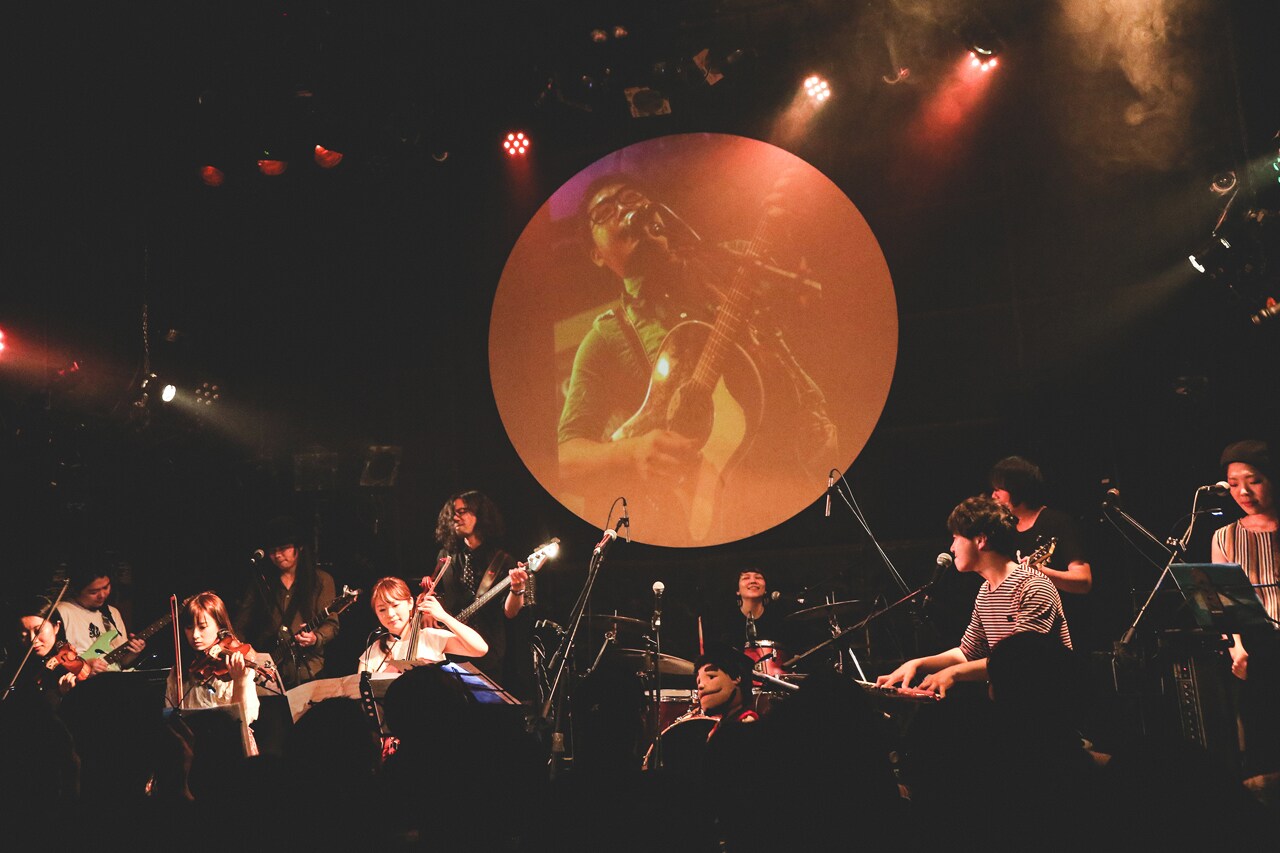 愛あふれた故・橋口靖正トリビュートライブ、岡田梨沙や磯貝サイモンらバンド結成