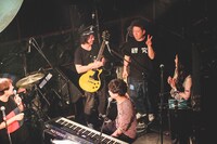 ピースするパーカッショニストの朝倉真司（右から2人目）。（撮影：鈴木友莉）